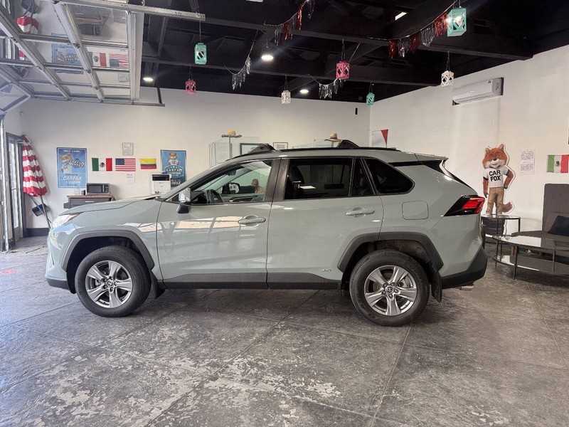 Toyota RAV4 Vehicle Full-screen Gallery Image 17