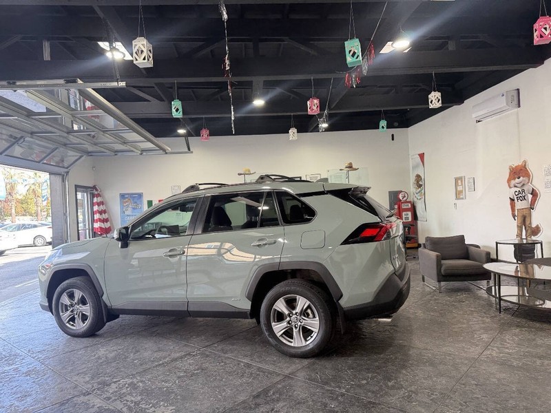 Toyota RAV4 Vehicle Full-screen Gallery Image 18