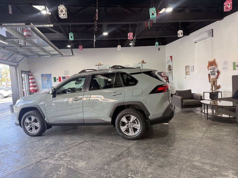 Toyota RAV4 Vehicle Full-screen Gallery Image 19