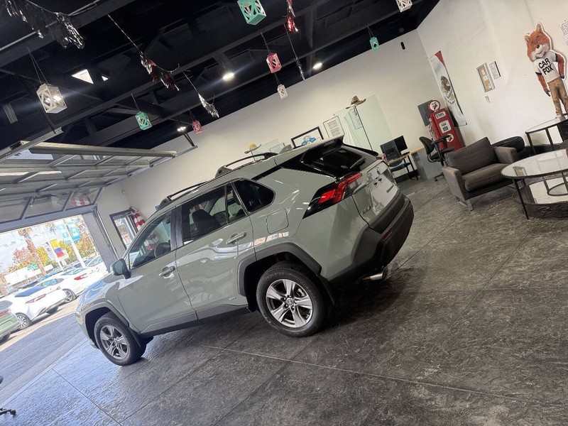 Toyota RAV4 Vehicle Full-screen Gallery Image 21