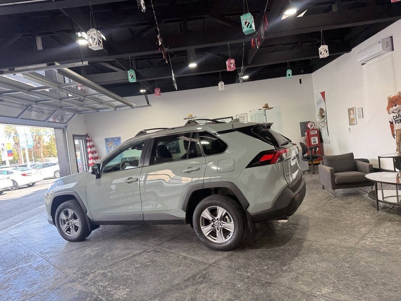 Toyota RAV4 Vehicle Full-screen Gallery Image 23