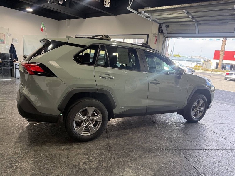 Toyota RAV4 Vehicle Full-screen Gallery Image 24