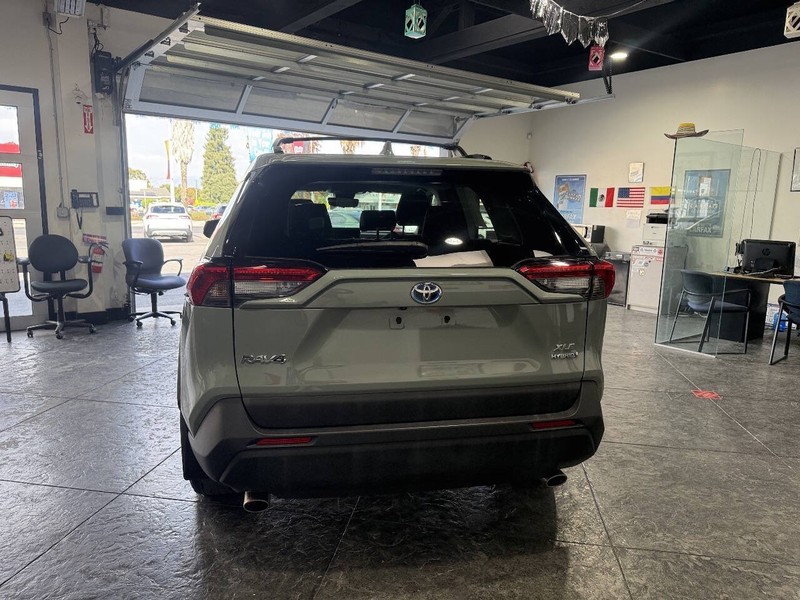 Toyota RAV4 Vehicle Full-screen Gallery Image 25