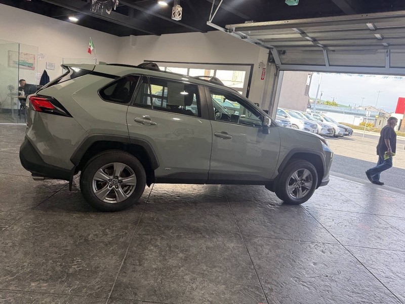 Toyota RAV4 Vehicle Full-screen Gallery Image 28