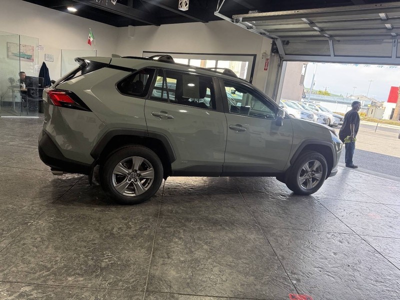 Toyota RAV4 Vehicle Full-screen Gallery Image 29