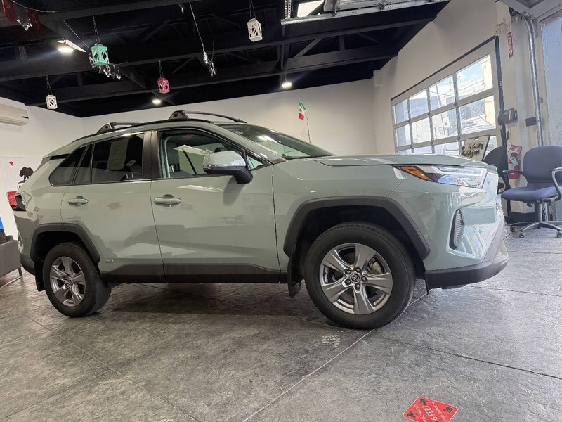 Toyota RAV4 Vehicle Full-screen Gallery Image 30