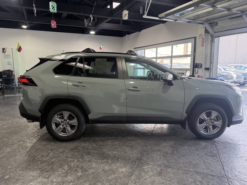 Toyota RAV4 Vehicle Full-screen Gallery Image 31