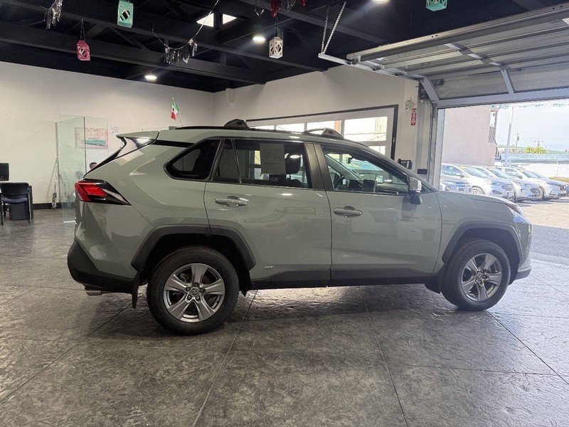 Toyota RAV4 Vehicle Full-screen Gallery Image 32