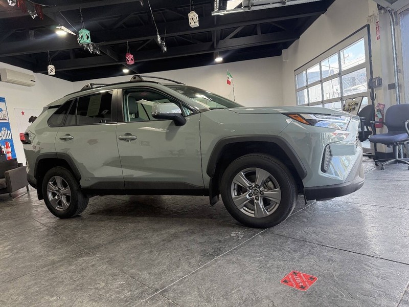 Toyota RAV4 Vehicle Full-screen Gallery Image 35