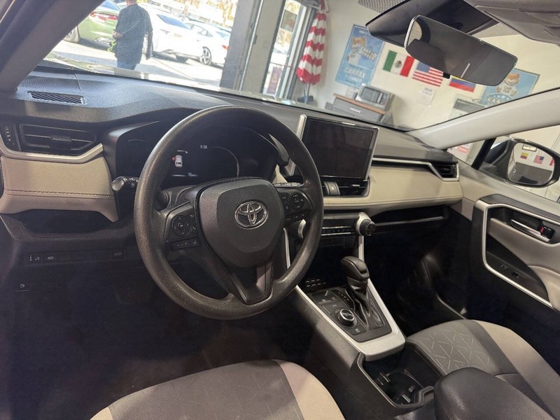 Toyota RAV4 Vehicle Full-screen Gallery Image 36