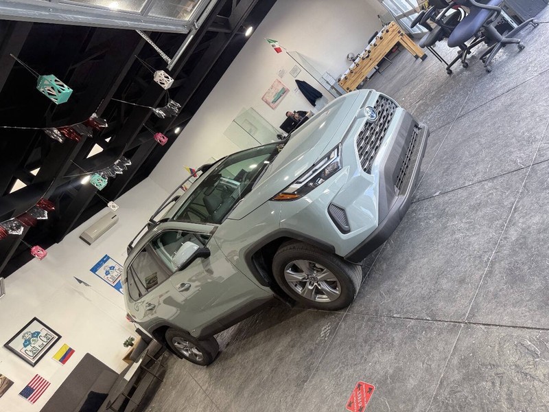 Toyota RAV4 Vehicle Full-screen Gallery Image 38