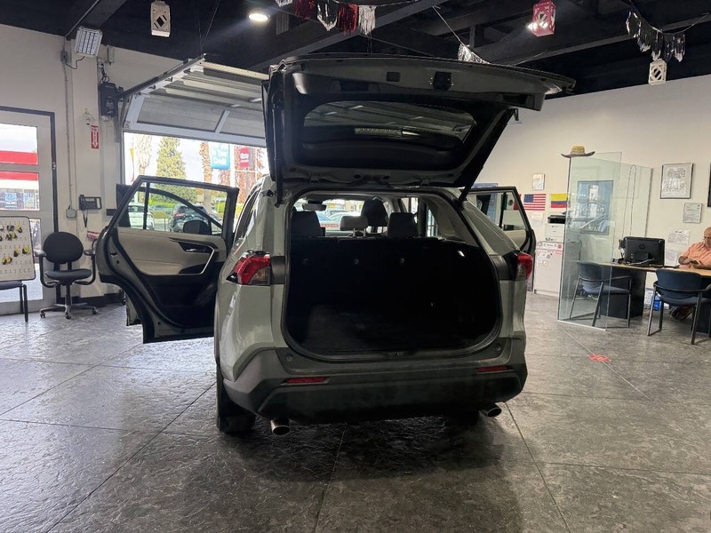 Toyota RAV4 Vehicle Full-screen Gallery Image 42