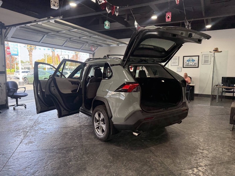 Toyota RAV4 Vehicle Full-screen Gallery Image 45