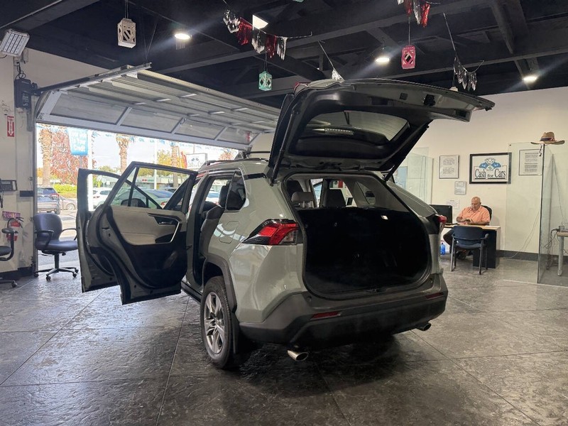 Toyota RAV4 Vehicle Full-screen Gallery Image 46