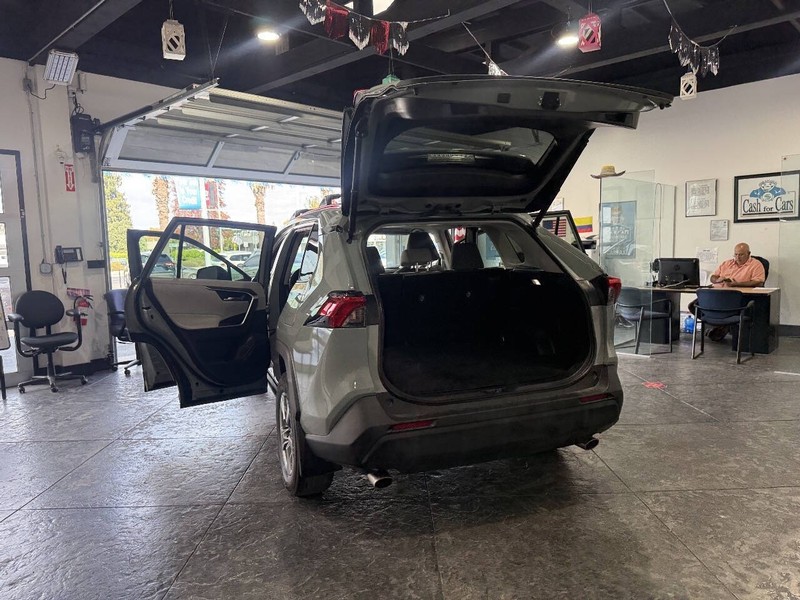 Toyota RAV4 Vehicle Full-screen Gallery Image 47