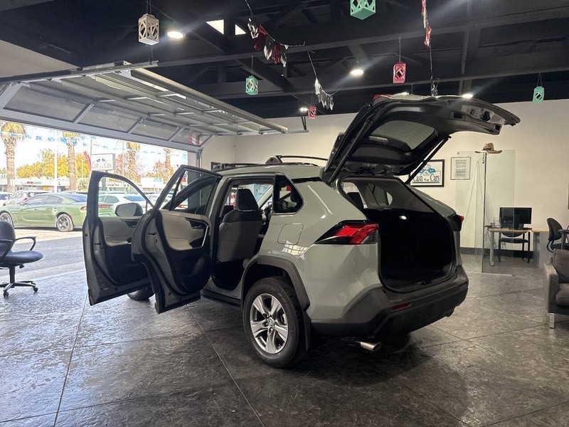 Toyota RAV4 Vehicle Full-screen Gallery Image 50