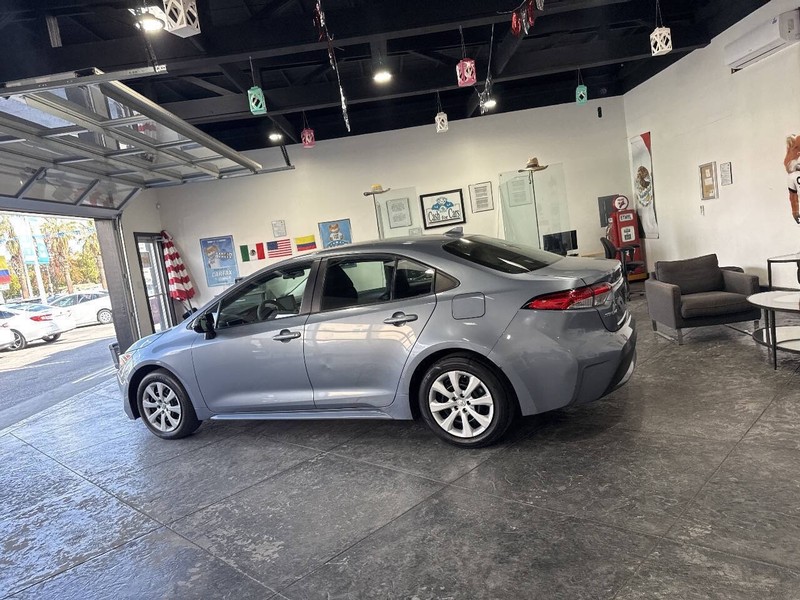 Toyota Corolla Vehicle Full-screen Gallery Image 19