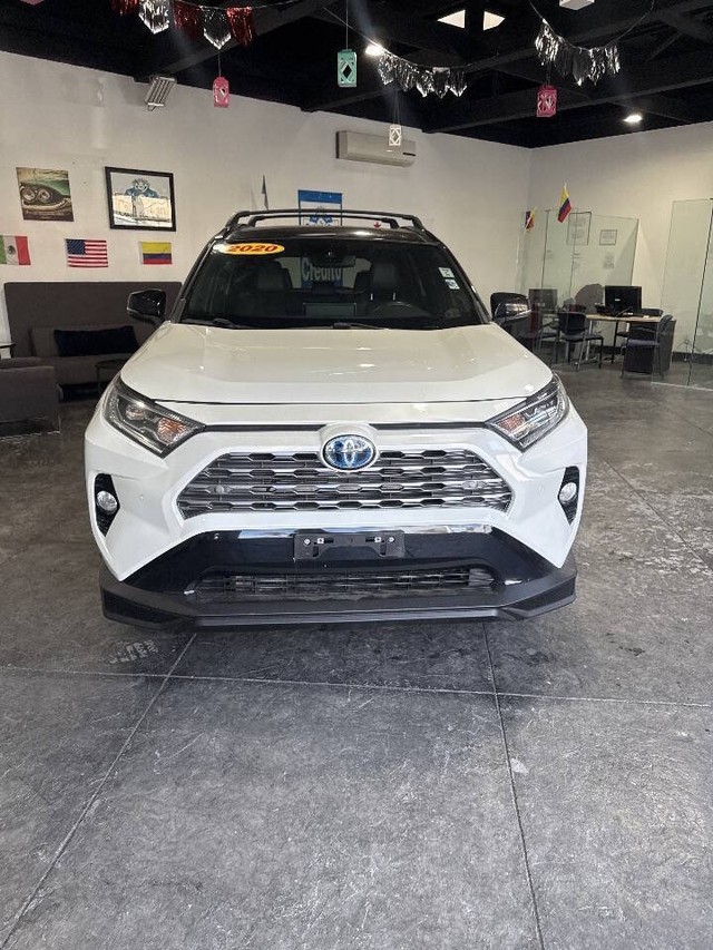 Toyota RAV4 Hybrid Vehicle Full-screen Gallery Image 02