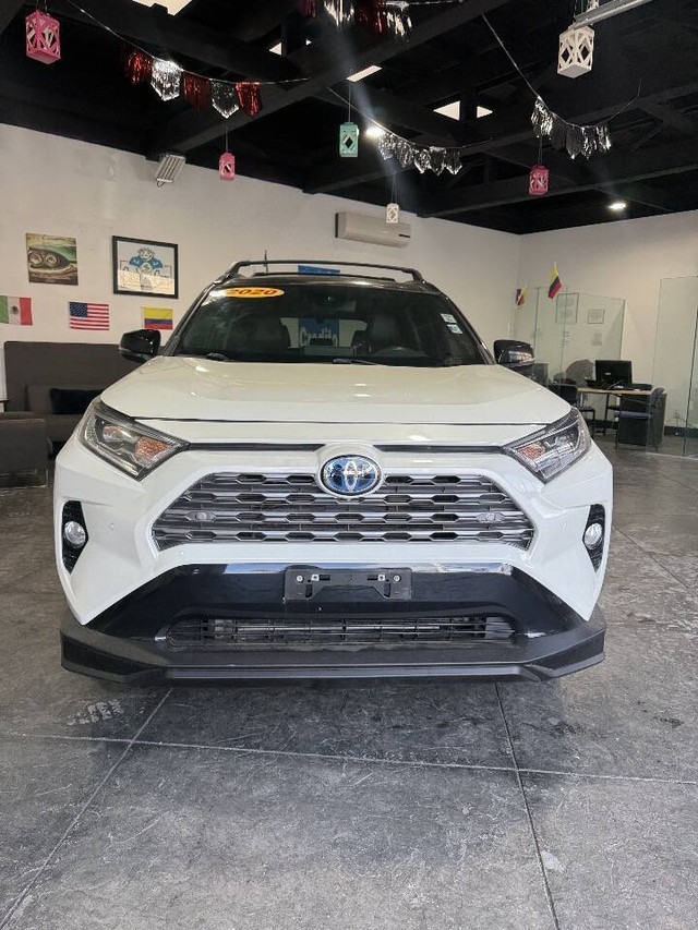 Toyota RAV4 Hybrid Vehicle Full-screen Gallery Image 03