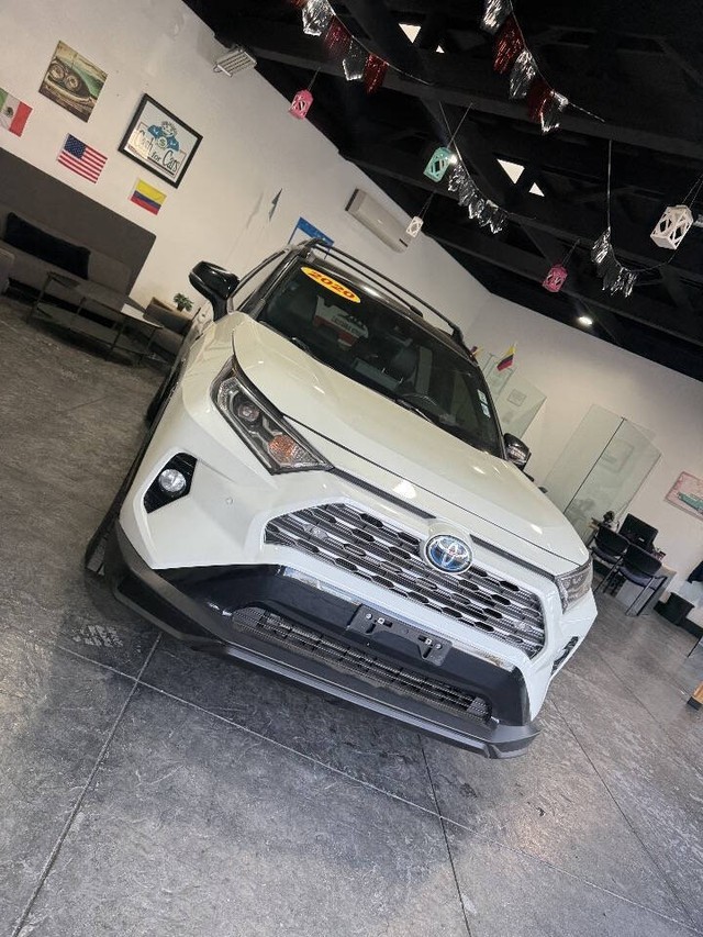 Toyota RAV4 Hybrid Vehicle Full-screen Gallery Image 04