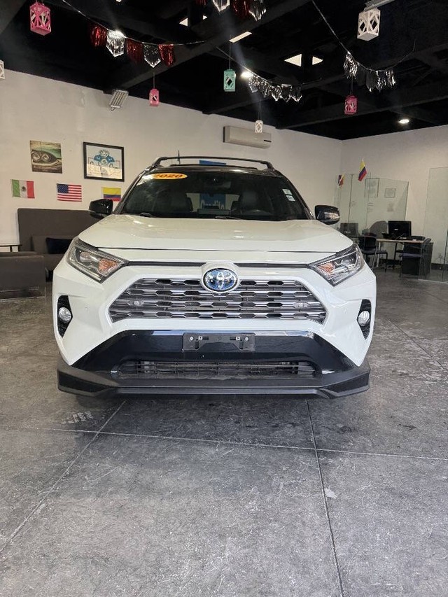 Toyota RAV4 Hybrid Vehicle Full-screen Gallery Image 07