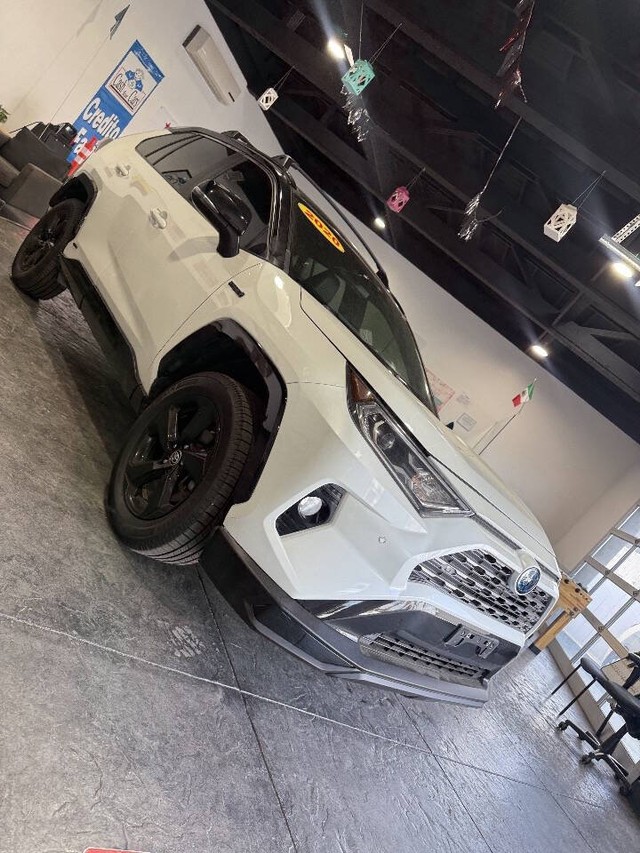 Toyota RAV4 Hybrid Vehicle Full-screen Gallery Image 08