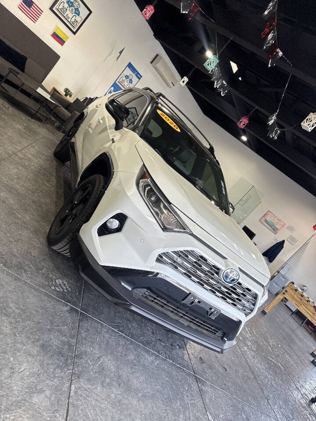 Toyota RAV4 Hybrid Vehicle Full-screen Gallery Image 09