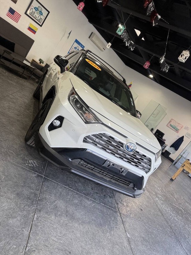 Toyota RAV4 Hybrid Vehicle Full-screen Gallery Image 10