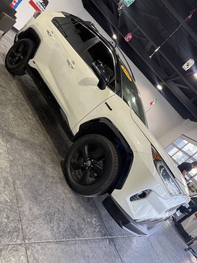 Toyota RAV4 Hybrid Vehicle Full-screen Gallery Image 11