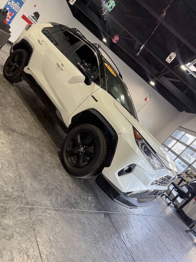 Toyota RAV4 Hybrid Vehicle Full-screen Gallery Image 12