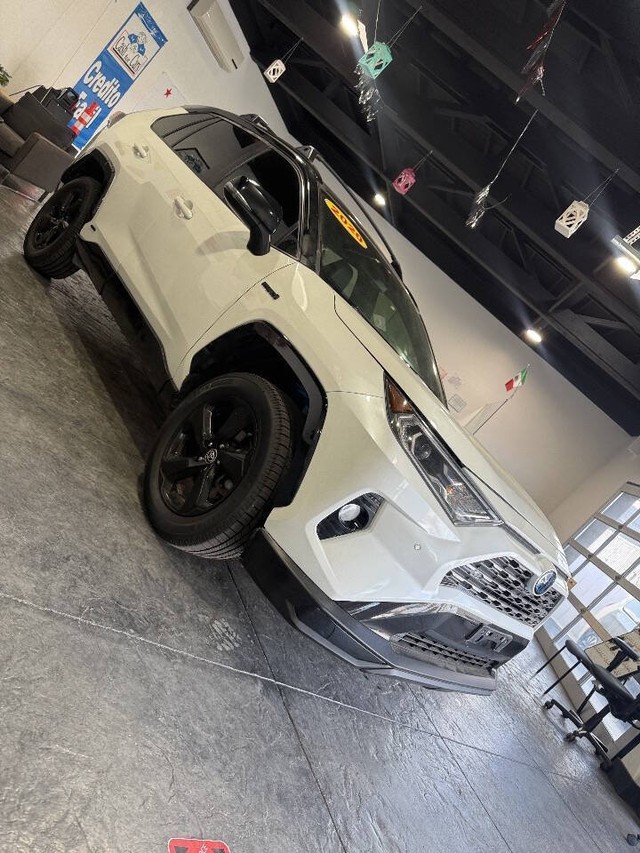 Toyota RAV4 Hybrid Vehicle Full-screen Gallery Image 13