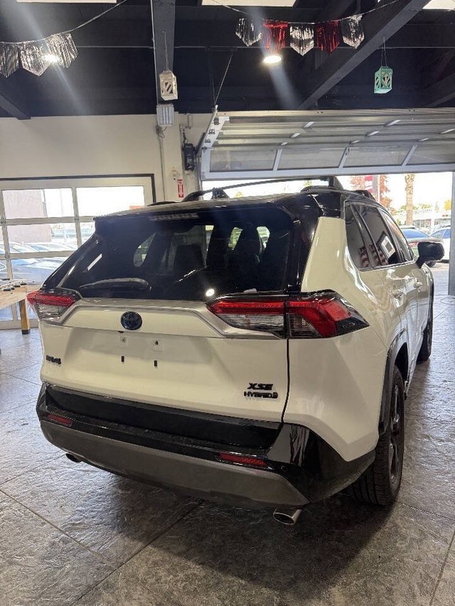 Toyota RAV4 Hybrid Vehicle Full-screen Gallery Image 20