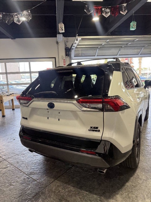 Toyota RAV4 Hybrid Vehicle Full-screen Gallery Image 25