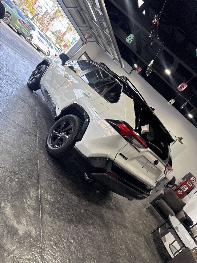 Toyota RAV4 Hybrid Vehicle Full-screen Gallery Image 26