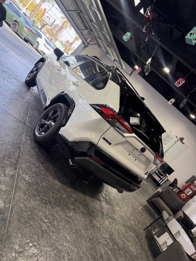 Toyota RAV4 Hybrid Vehicle Full-screen Gallery Image 27