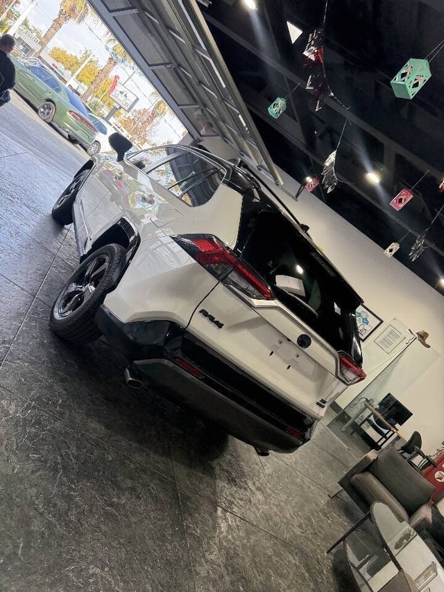 Toyota RAV4 Hybrid Vehicle Full-screen Gallery Image 28