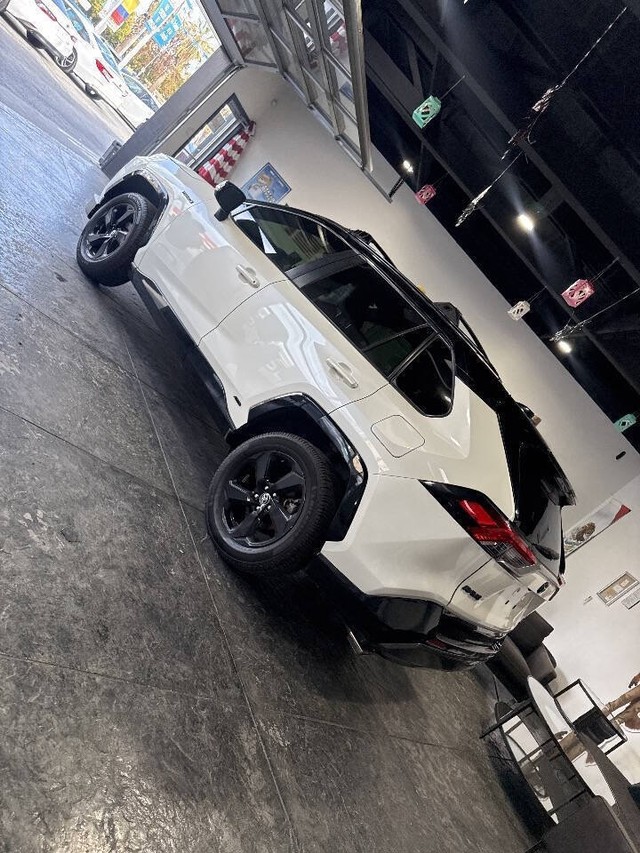 Toyota RAV4 Hybrid Vehicle Full-screen Gallery Image 29