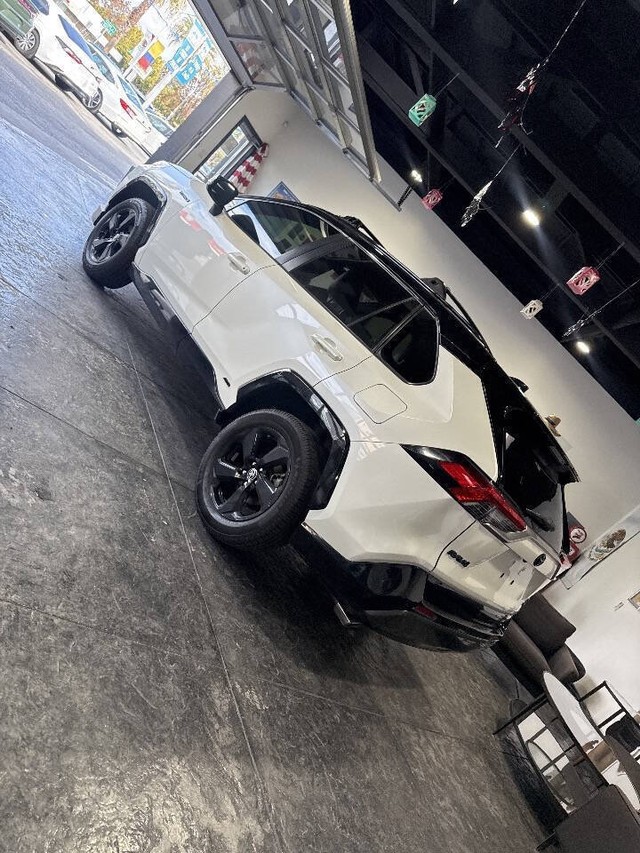 Toyota RAV4 Hybrid Vehicle Full-screen Gallery Image 30