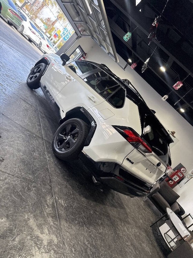 Toyota RAV4 Hybrid Vehicle Full-screen Gallery Image 31