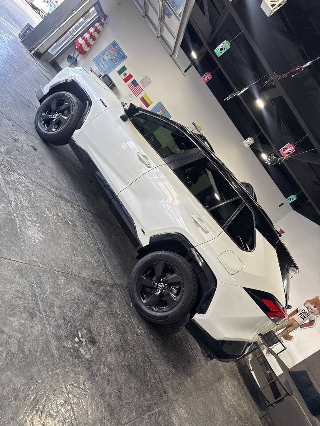 Toyota RAV4 Hybrid Vehicle Full-screen Gallery Image 32