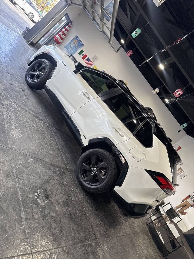 Toyota RAV4 Hybrid Vehicle Full-screen Gallery Image 33