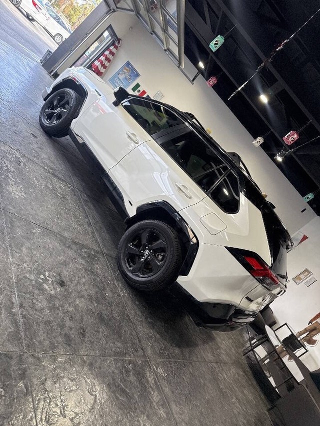 Toyota RAV4 Hybrid Vehicle Full-screen Gallery Image 34