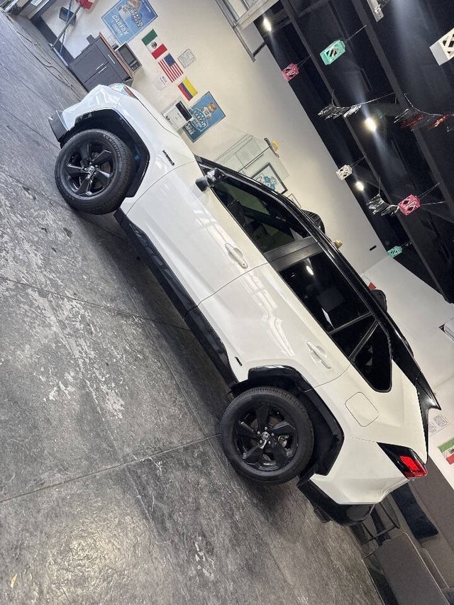 Toyota RAV4 Hybrid Vehicle Full-screen Gallery Image 35