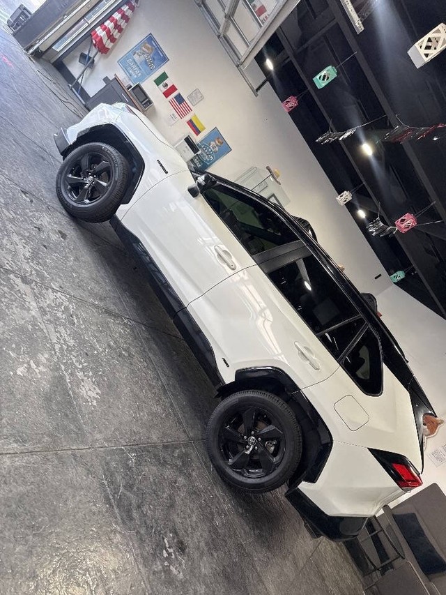 Toyota RAV4 Hybrid Vehicle Full-screen Gallery Image 36