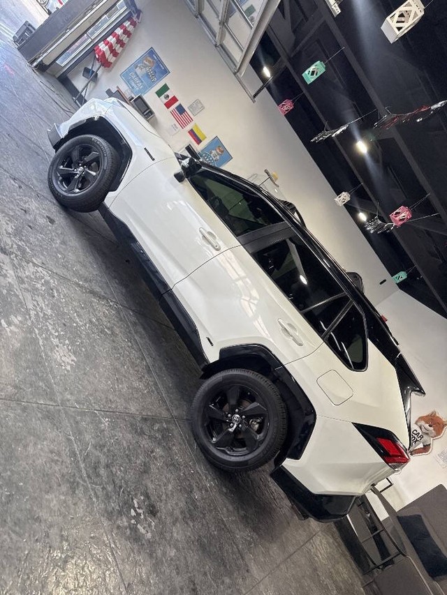 Toyota RAV4 Hybrid Vehicle Full-screen Gallery Image 37