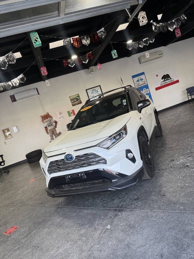 Toyota RAV4 Hybrid Vehicle Full-screen Gallery Image 38