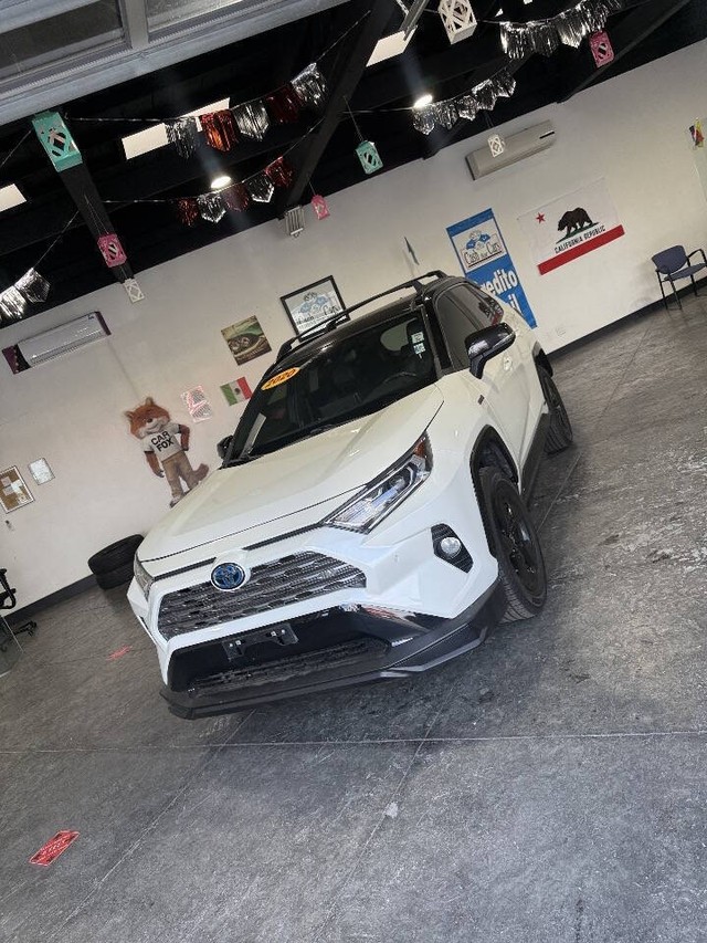 Toyota RAV4 Hybrid Vehicle Full-screen Gallery Image 39