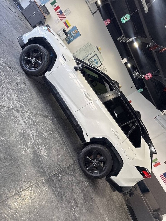 Toyota RAV4 Hybrid Vehicle Full-screen Gallery Image 40