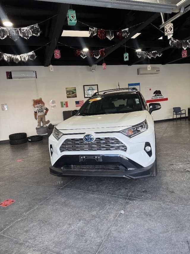 Toyota RAV4 Hybrid Vehicle Full-screen Gallery Image 42