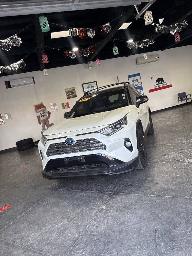 Toyota RAV4 Hybrid Vehicle Full-screen Gallery Image 43